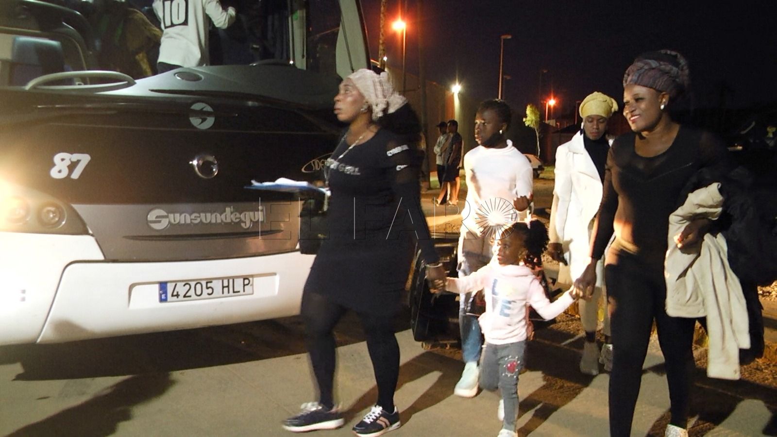 miniatura 1 Salida de 136 inmigrantes del CETI rumbo a la península