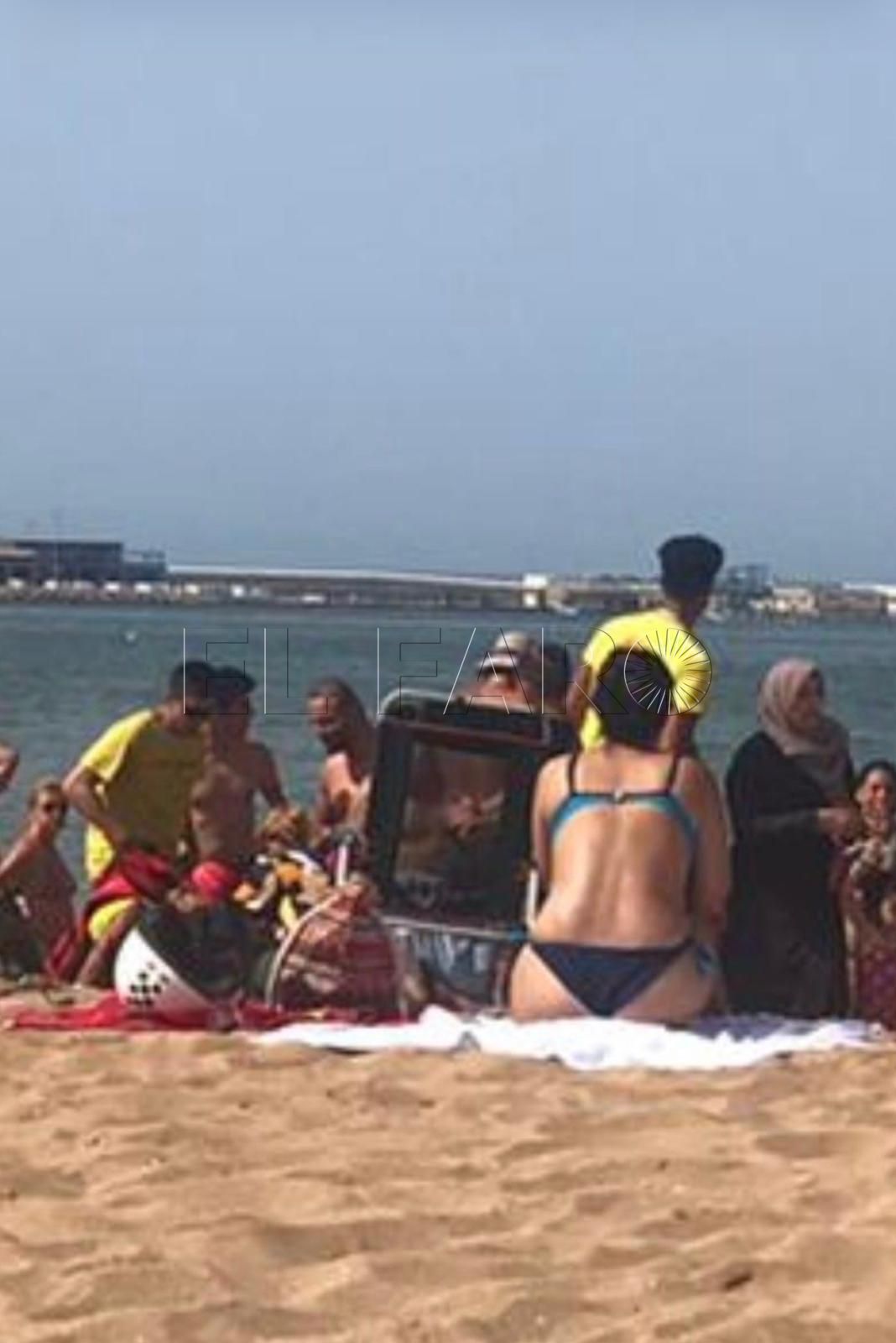 El agente es el tercero por la izquierda contando desde el de camiseta amarilla Un policía fuera de servicio salva a una familia de morir ahogada en la playa