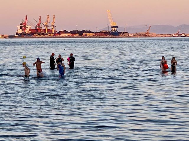 El Club Natación Melilla se entrena en las playas locales