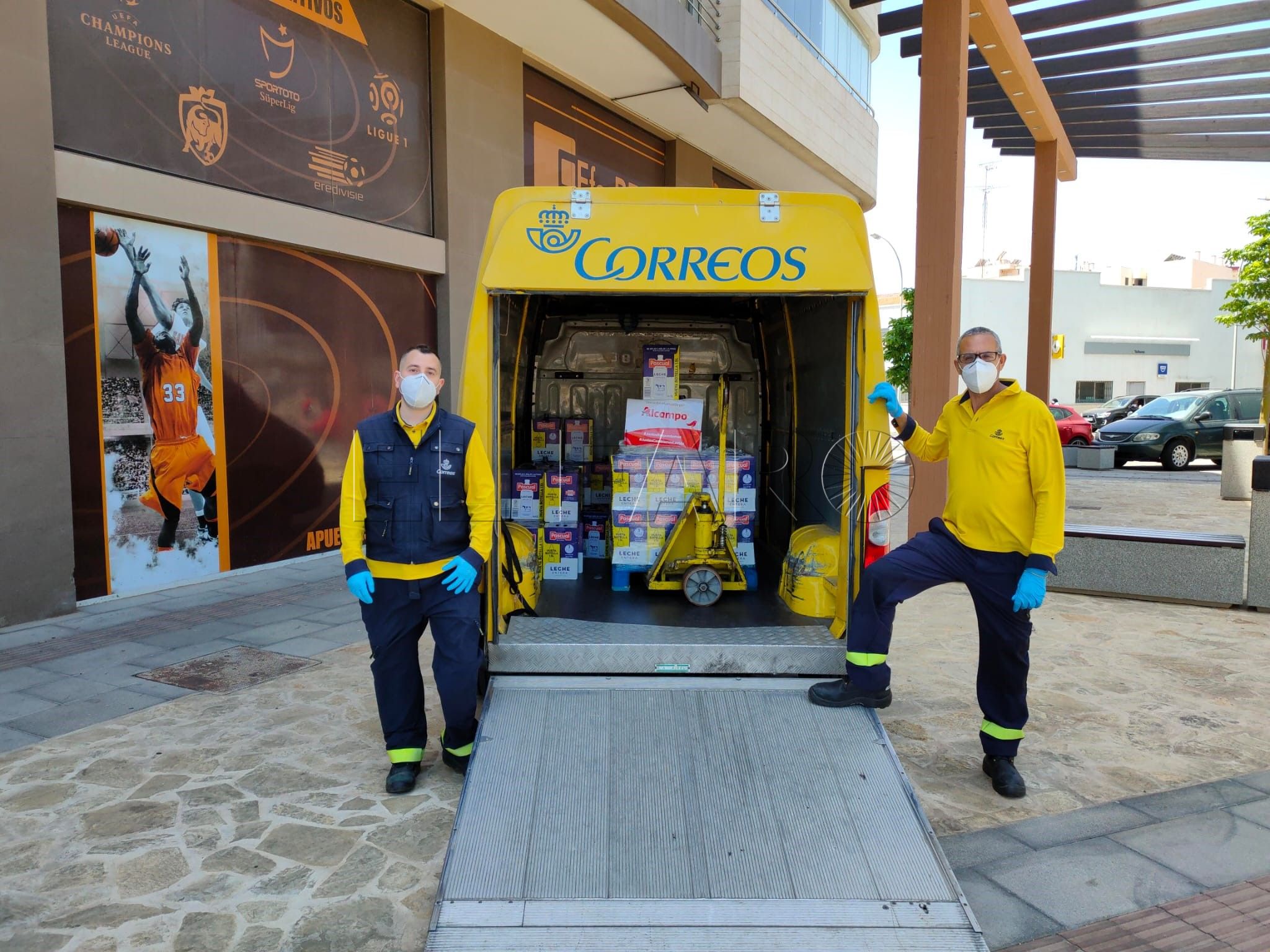 El Banco de Alimentos recibe 720 litros de leche transportados por Correos