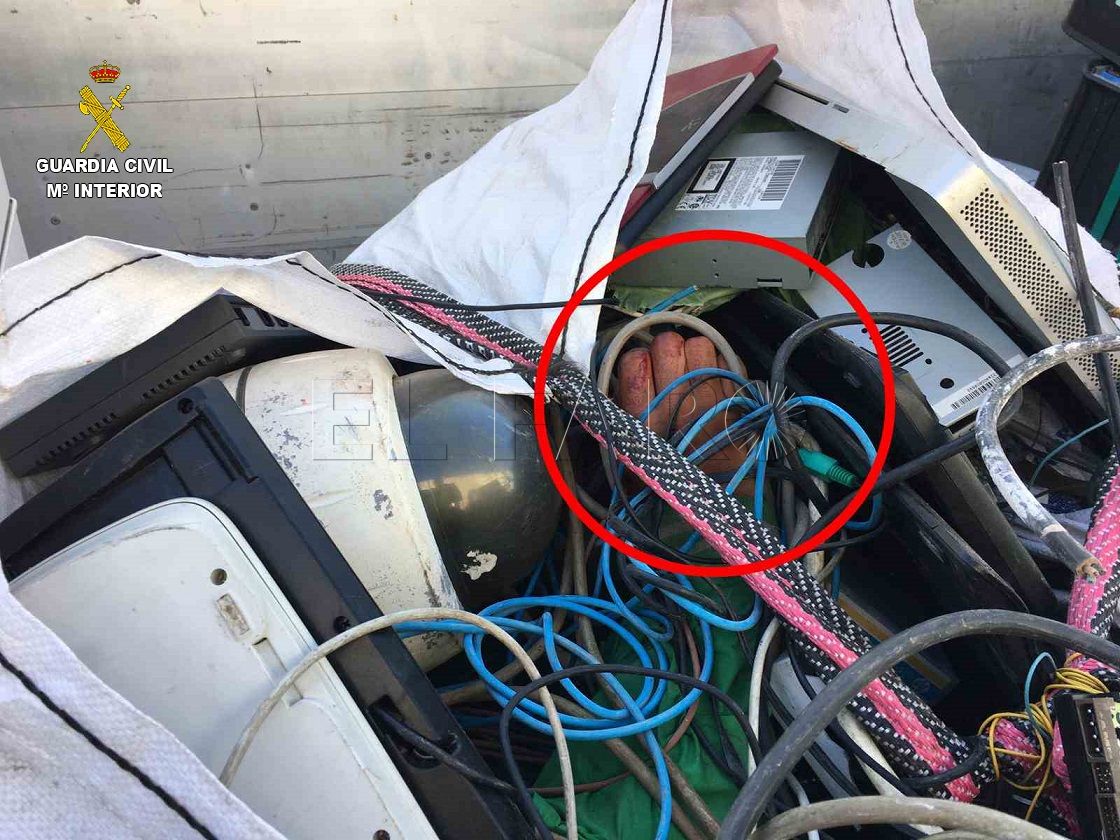 polizon gc puerto La Guardia Civil rescata a tres menores en un camión de chatarra del Puerto