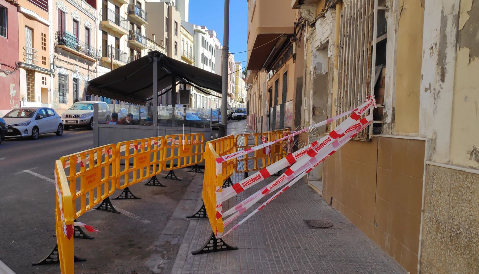 Vallas amarillas que marcan la decadencia de los edificios, pero salvan vidas