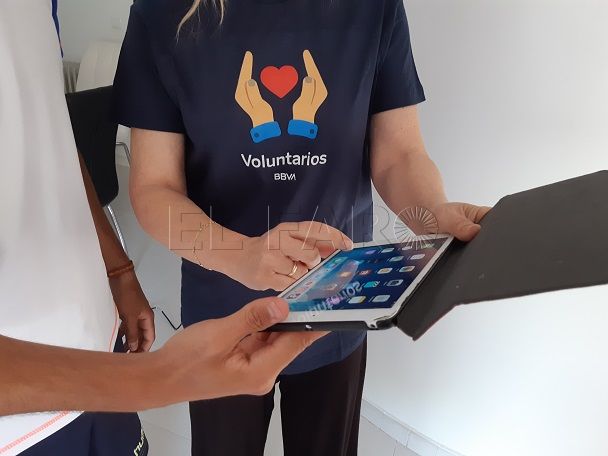 Voluntarios de BBVA y Cruz Roja impartirán formación digital a personas mayores en España