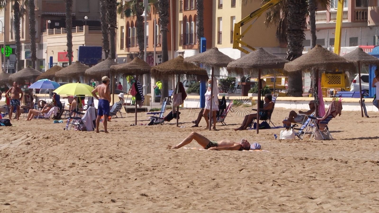 2 1 El trabajo de socorrismo y Protección Civil se intensifica en las playas