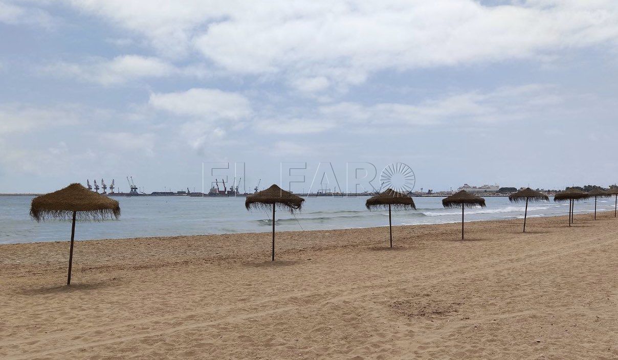 FOTO CAM Reabren las playas tras cerrarlas por un vertido proveniente del puerto de Beni Enzar