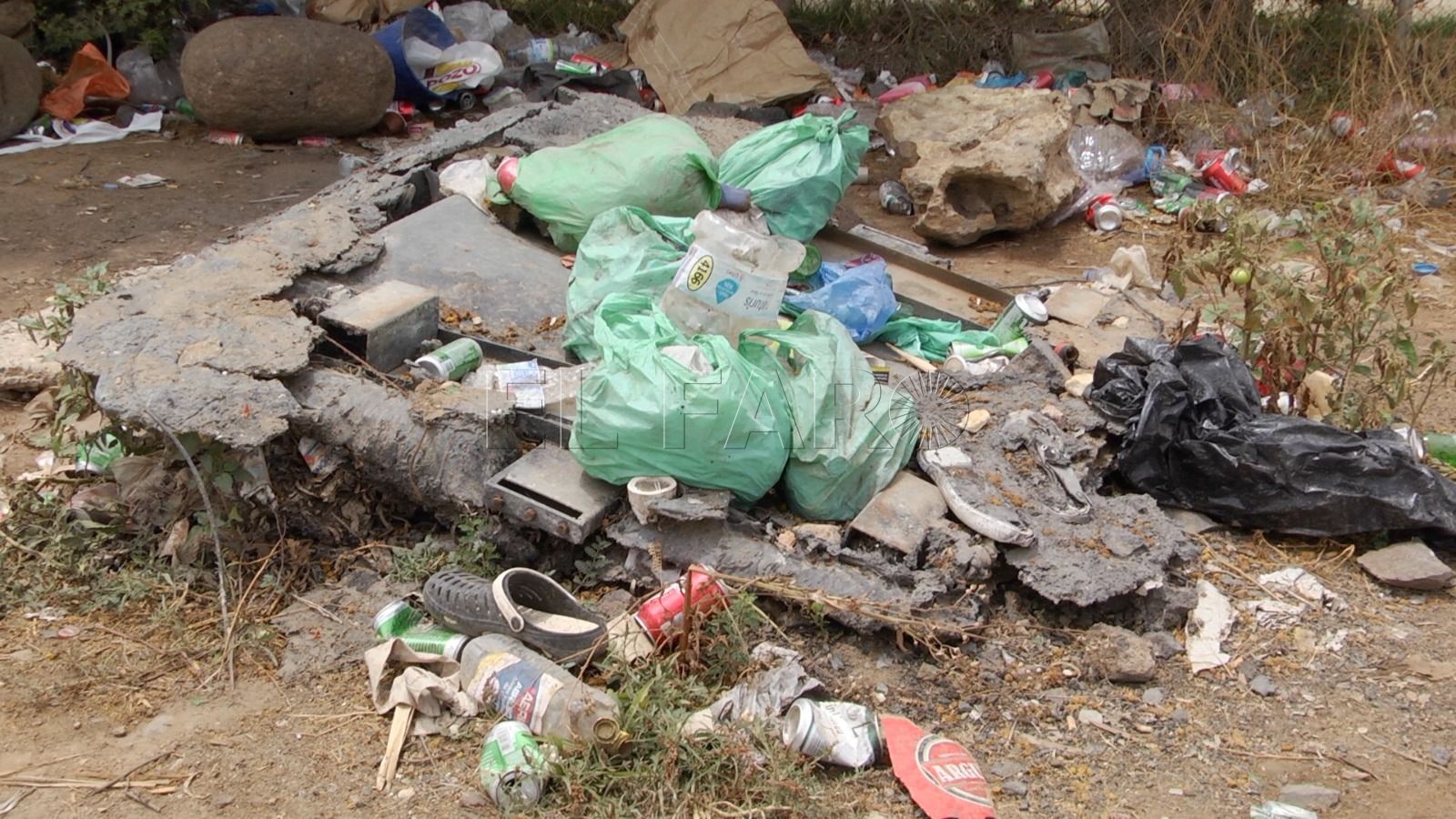 MINIATURA BASURA La basura de días se acumula en los alrededores del CETI