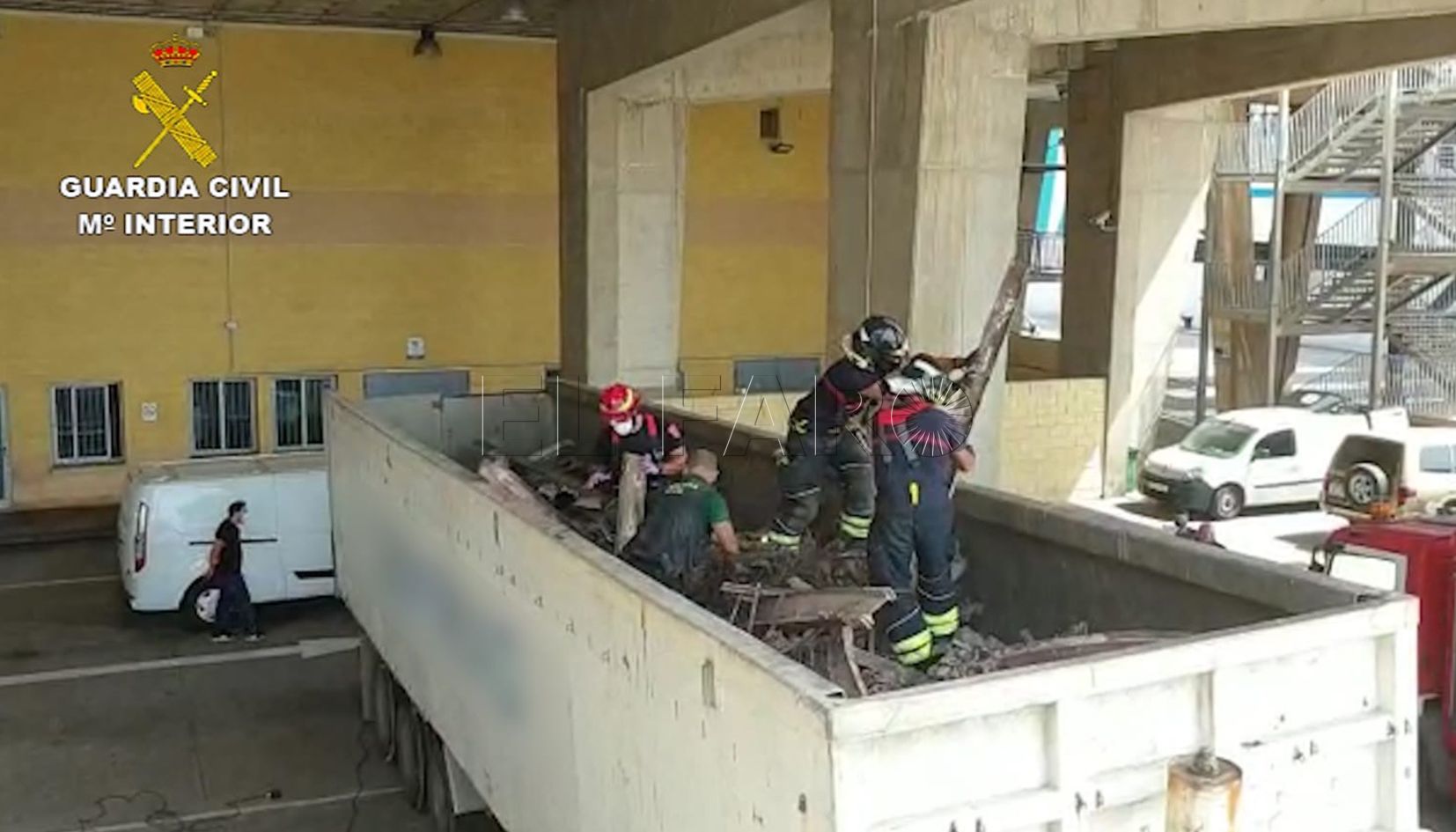 rescate web Guardia Civil y Bomberos rescatan a cinco migrantes, uno menor, de un camión de chatarra
