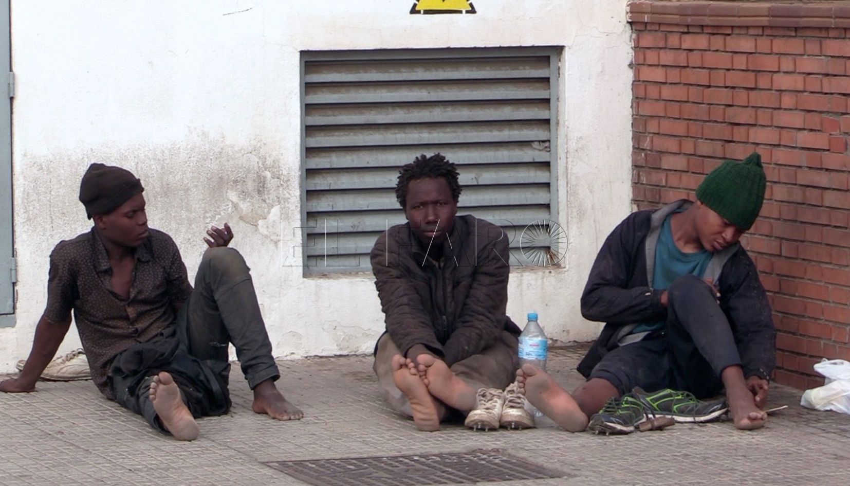 1 1 Muere un migrante y tres guardias civiles heridos en el intento de salto de la valla por 300 personas