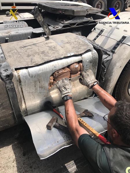 117888040 1805394922949489 9109638006468946363 o 560 kilos de hachís en los depósitos de combustible de un camión