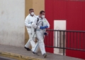 2 Muere un migrante y tres guardias civiles heridos en el intento de salto de la valla por 300 personas
