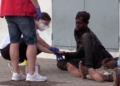 6 Muere un migrante y tres guardias civiles heridos en el intento de salto de la valla por 300 personas