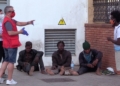 8 Muere un migrante y tres guardias civiles heridos en el intento de salto de la valla por 300 personas