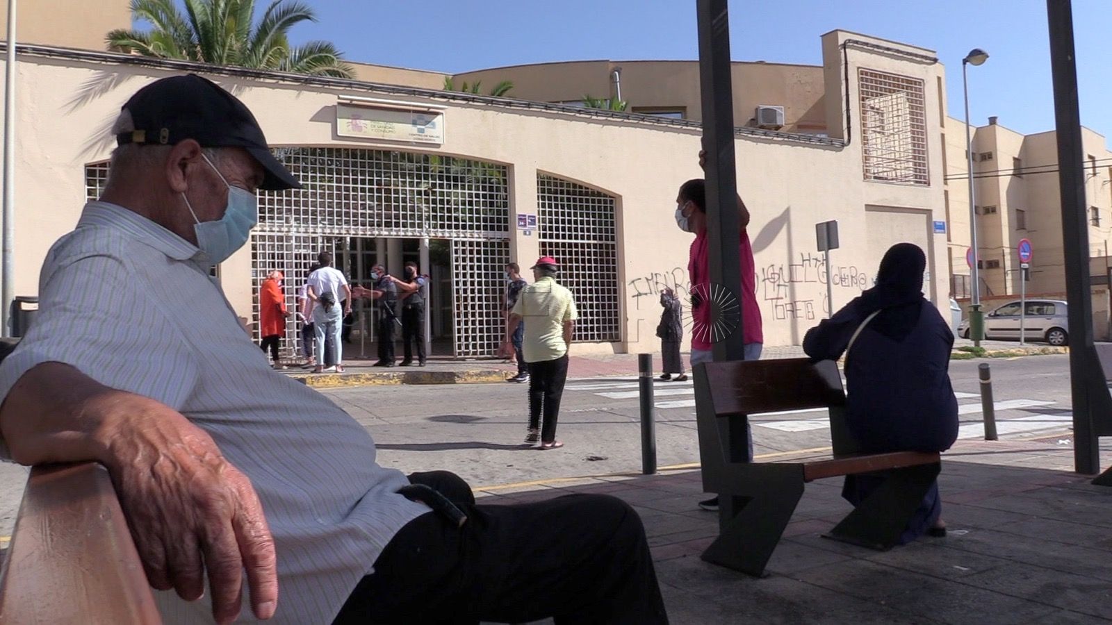CAPTUA MINIATURA Colas de horas bajo el sol para ser atendidos en el centro de salud de Cabrerizas
