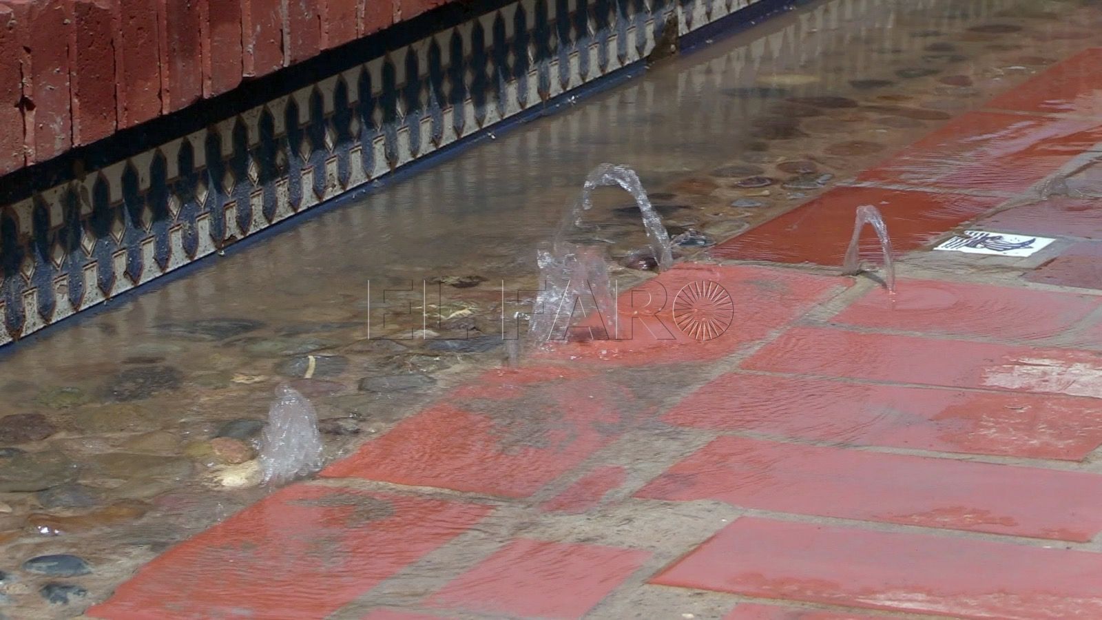 Fuga de agua entre las baldosas del parque Agustín Pérez Fuga de agua entre las baldosas del parque Agustín Jerez