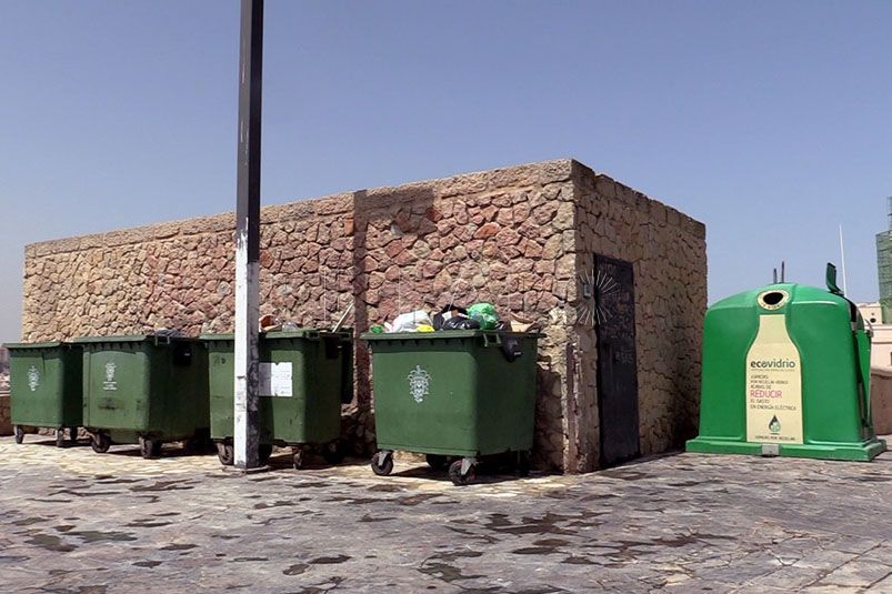 contenedores Mohatar pregunta por qué se pagó 600 euros de más por cada contenedor