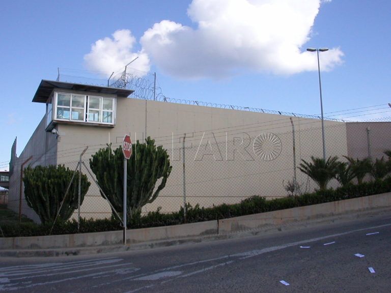 Primer caso de COVID en el centro penitenciario: un migrante que participó en el motín del CETI