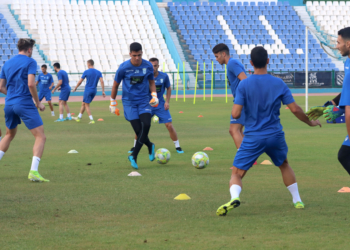 Jugadores de la primera plantilla del Melilla, en el trabajo diario.