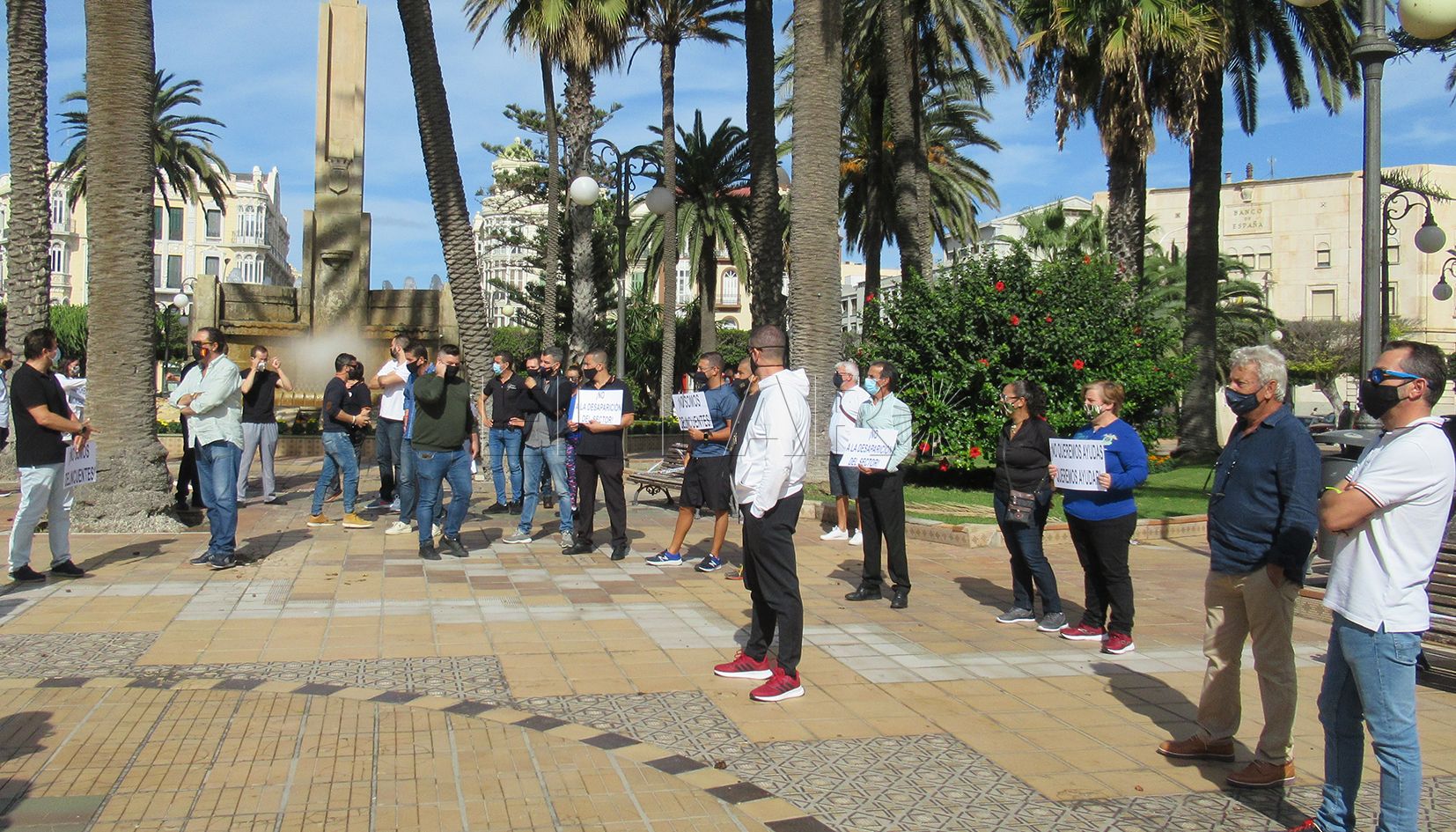 hosteleros concentracion Más de medio centenar de personas se manifiesta contra el cierre de la hostelería