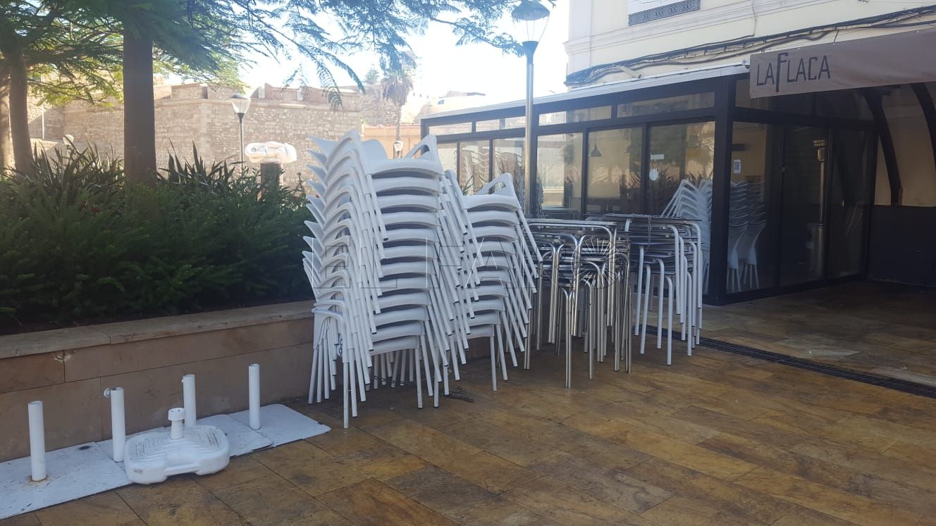 sillas mesas hosteleria Primer día de cierre de la hostelería, con quejas por la norma de comida para llevar