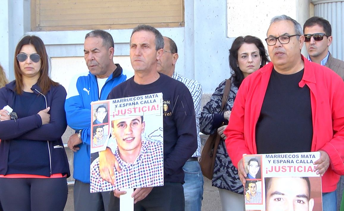Familiares de Emin y Pisly se concentran 53 meses después de la muerte de sus hijos Concentración por Emin y Pisly, este viernes en la Asamblea de Melilla