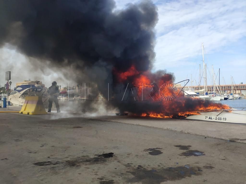 fuego puerto noray Incendio en una embarcación del Puerto Noray