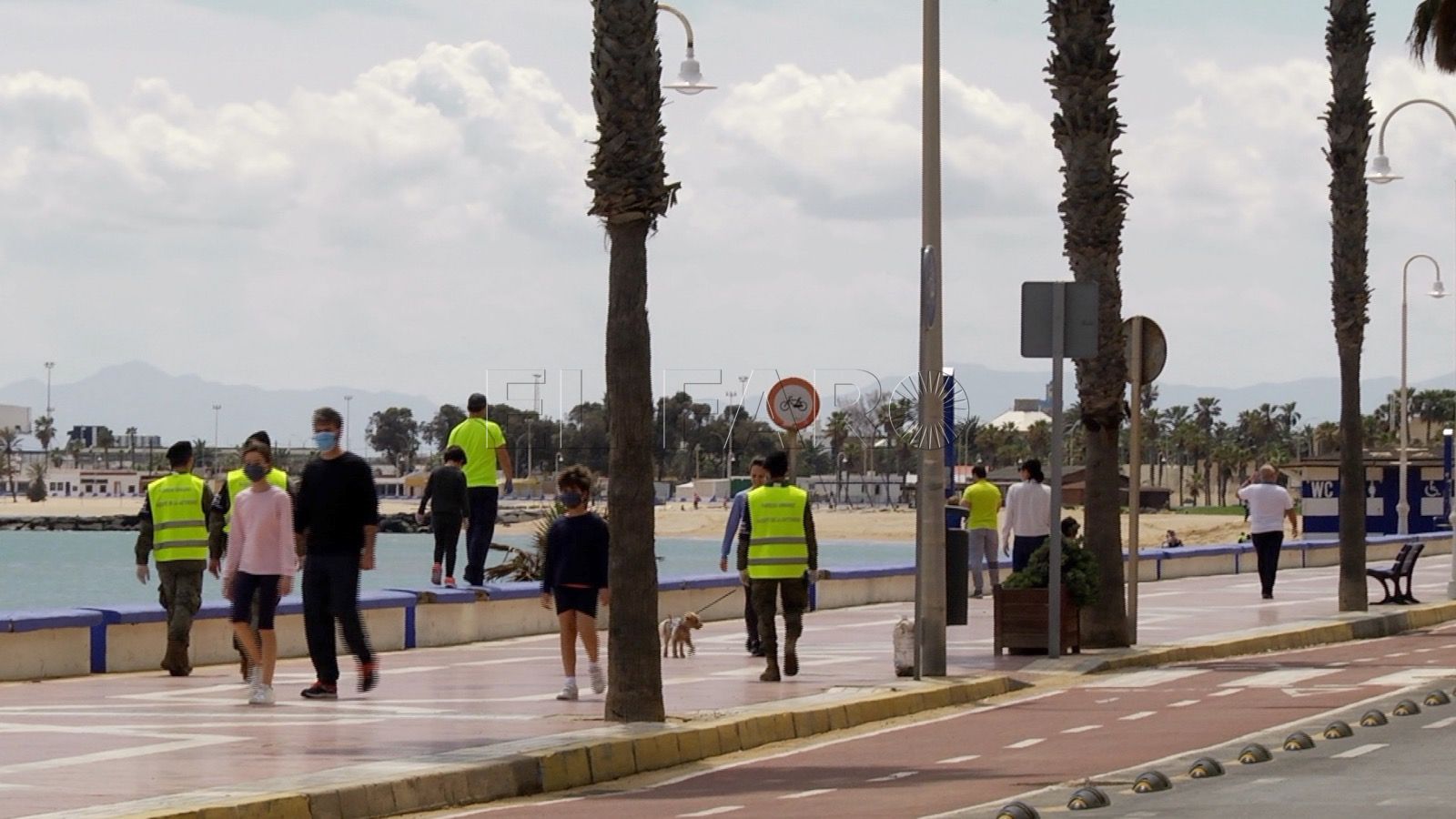 gente paseando Melilla prorroga el toque de queda y permite reuniones de 4 personas