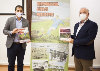 Rachid Bussian, consejero de Infraestructuras, Urbanismo y Deportes, posa junto al autor del libro, Manuel Agulló Suárez.