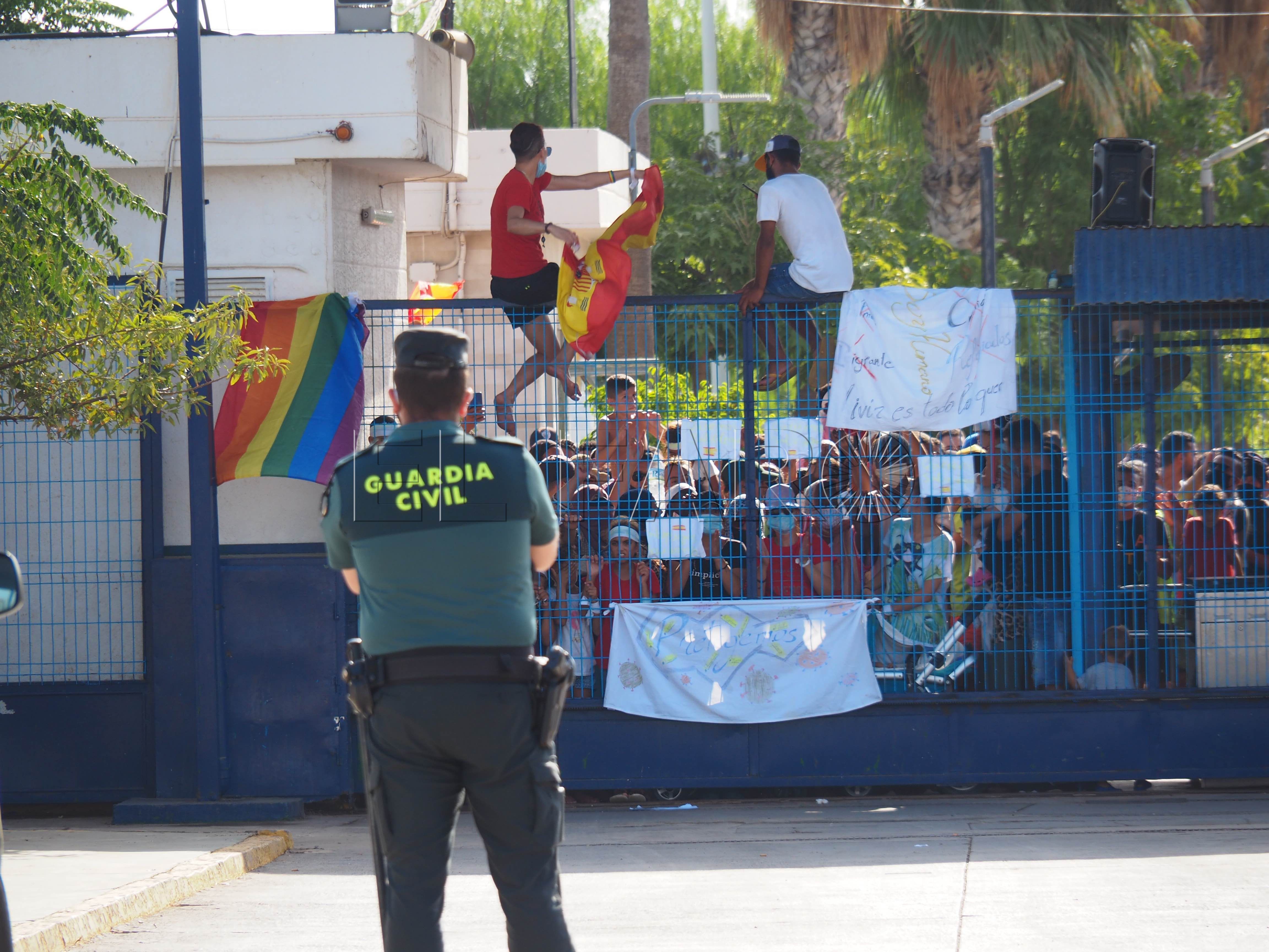 CETI Manifestación Retrasado un traslado a la península de inmigrantes por el coronavirus