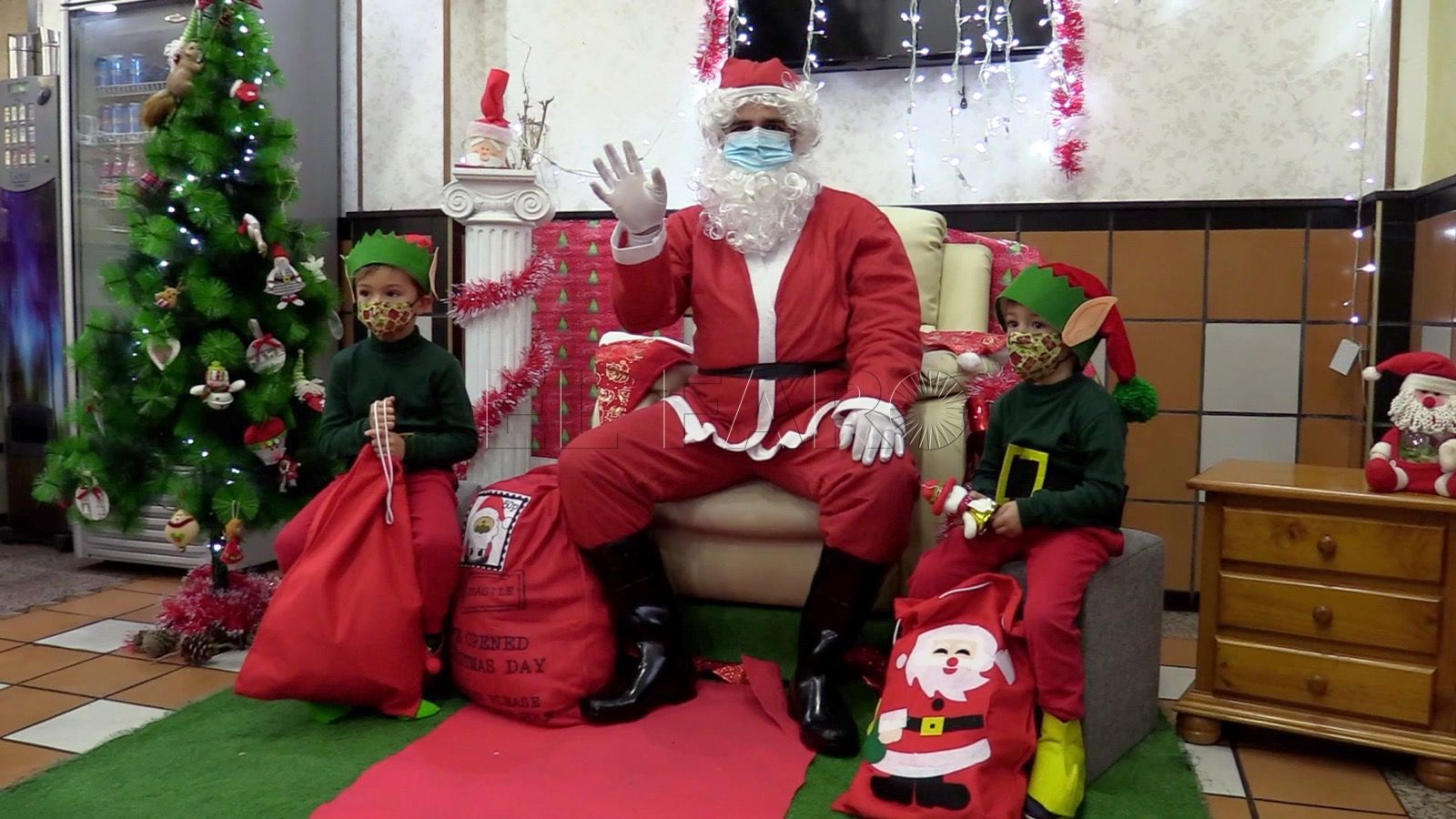 PAPA NOEL La Asociación de Vecinos Solidarios invita a Papá Noel a llenar de ilusión a los pequeños