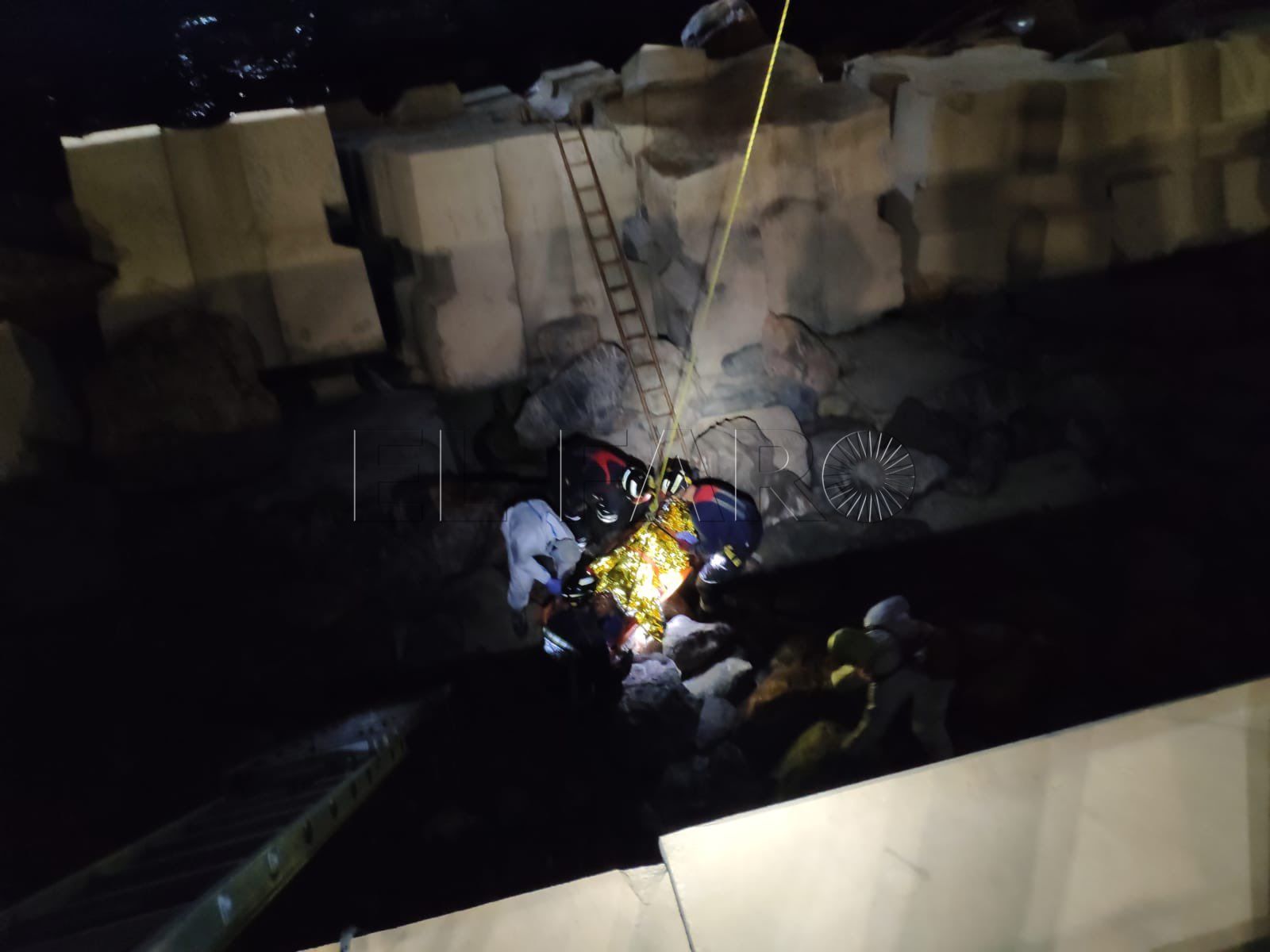 Rescatan a un inmigrante herido y atrapado en escollera tras acceder en patera
