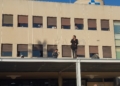 Antonio Orozco sorprende a sanitarios y pacientes con un concierto frente al Hospital de Melilla