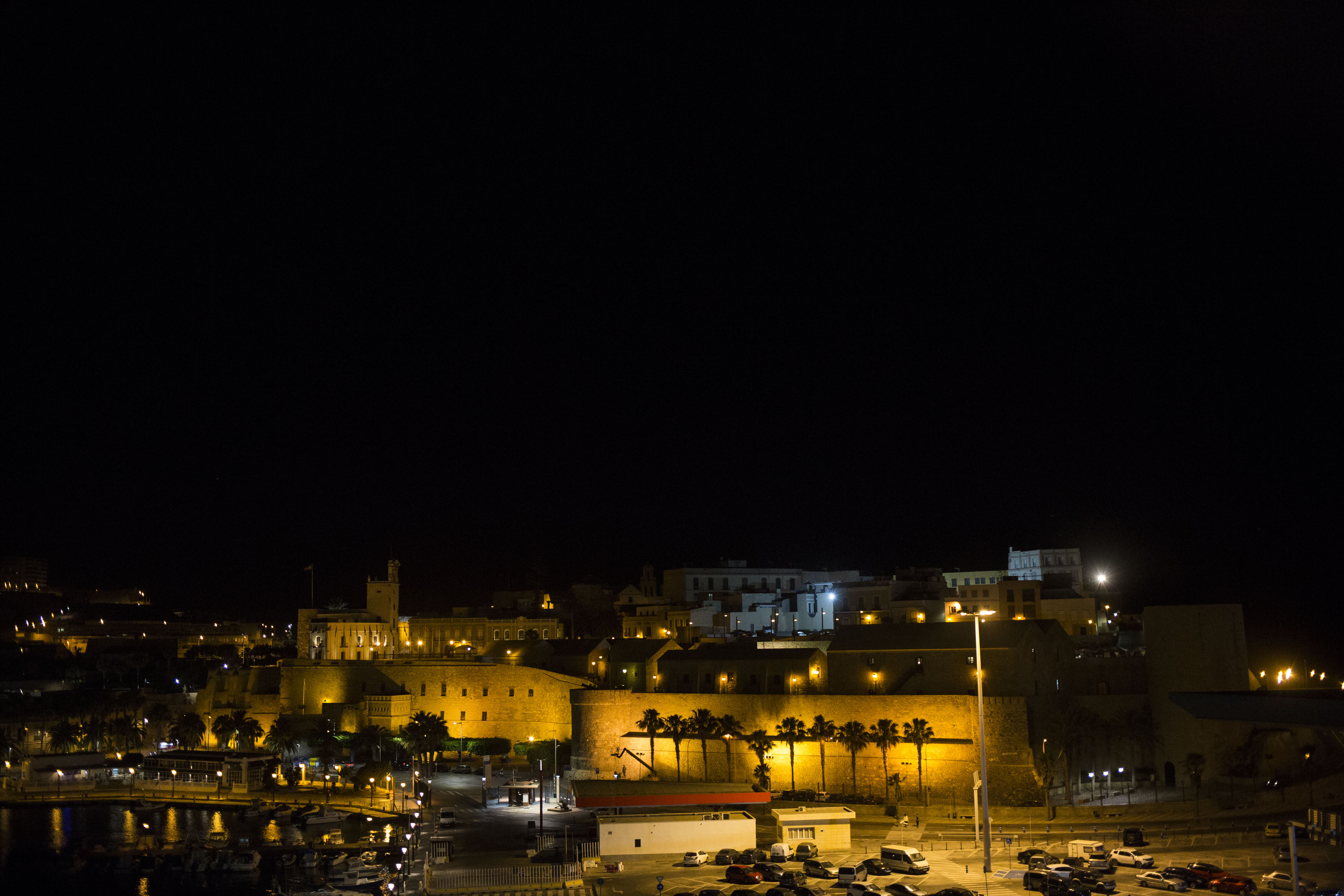 Melilla se tiñe de rojo
