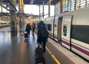 Las jugadoras melillenses, antes de tomar el AVE en Madrid.