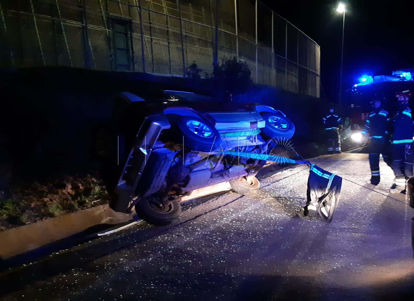 accidente Un vehículo vuelca tras un accidente en la carretera de la Circunvalación