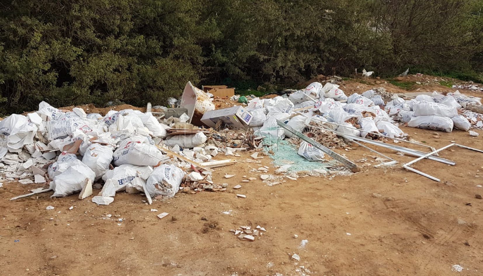 basura Localizado y denunciado al autor de 2.000 kilos de vertidos de escombros