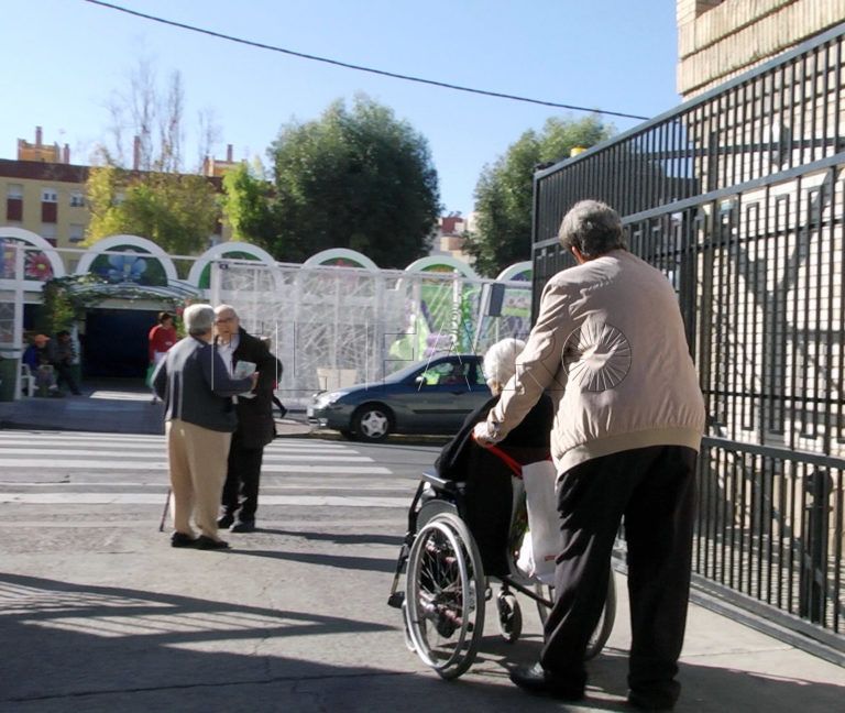 La vacunación contra la Covid-19 finaliza con los mayores y comienza hoy con los sanitarios
