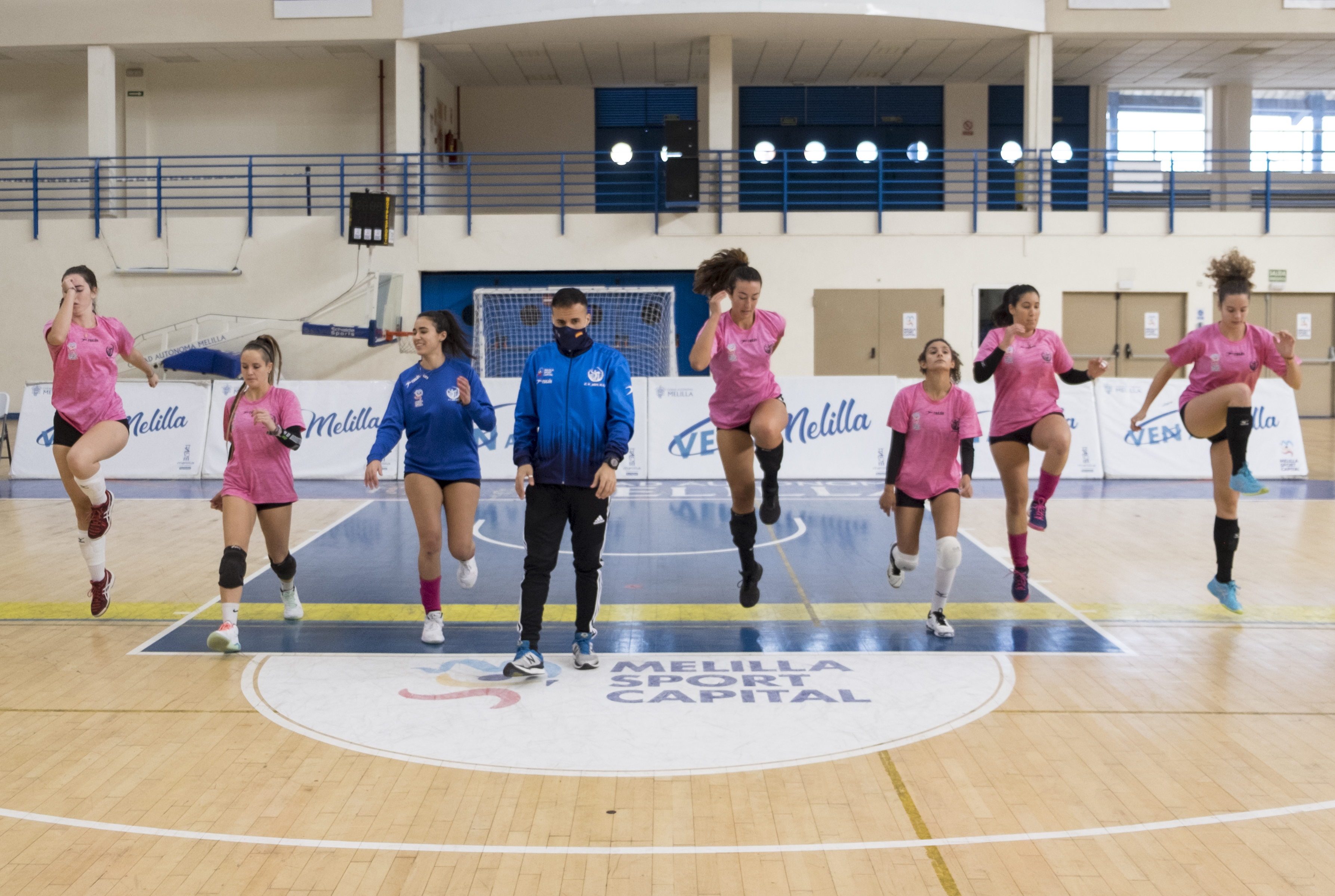 Las féminas viajan con ausencias