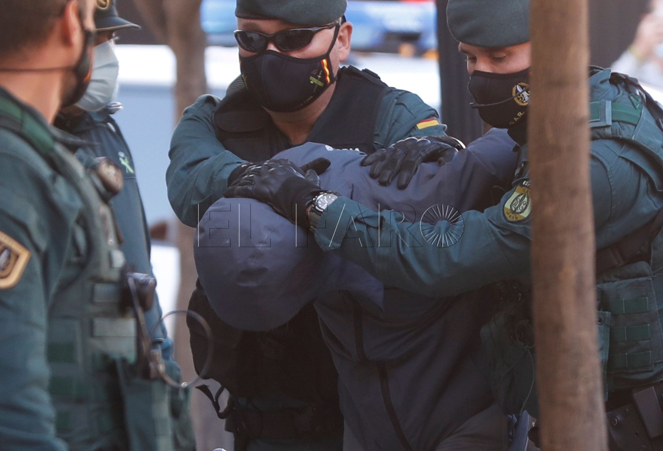 GRAFAND5429. FUENGIROLA (MÁLAGA), 18/01/2021.- El Melillero, el joven que supuestamente atacó con ácido a su exnovia y a otra mujer, y sus supuestos cómplices llegan este lunes a los juzgados de Fuengirola (Málaga) para que presten declaración ante el titular del Juzgado de Instrucción número 2 les tome declaración. EFE/Jorge Zapata