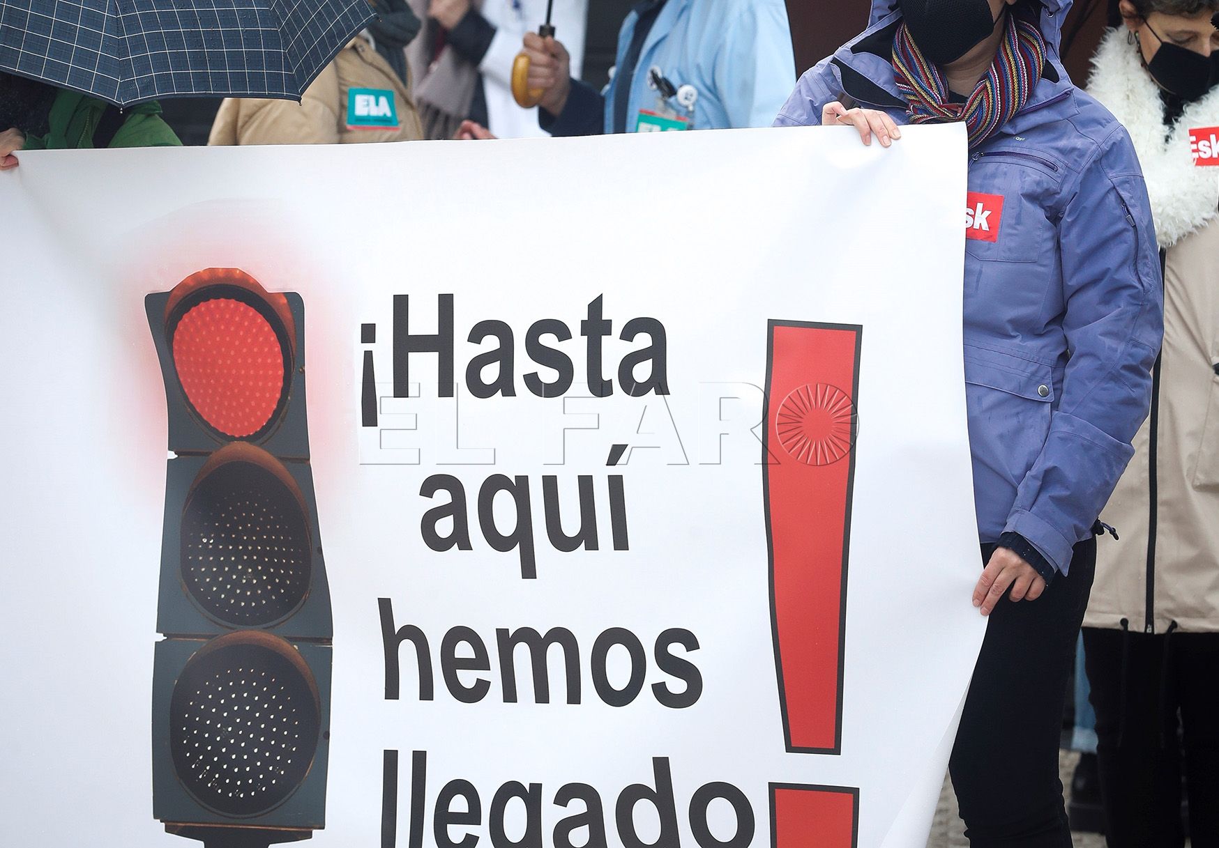 GRAFCAV1886. SAN SEBASTIÁN, 30/12/2020.- Trabajadores de la sanidad pública se han concentrado este miércoles frente al Hospital Donostia, convocados por los sindicatos de Osakidetza, para reclamar más recursos en la sanidad pública vasca. EFE/Javier Etxezarreta
