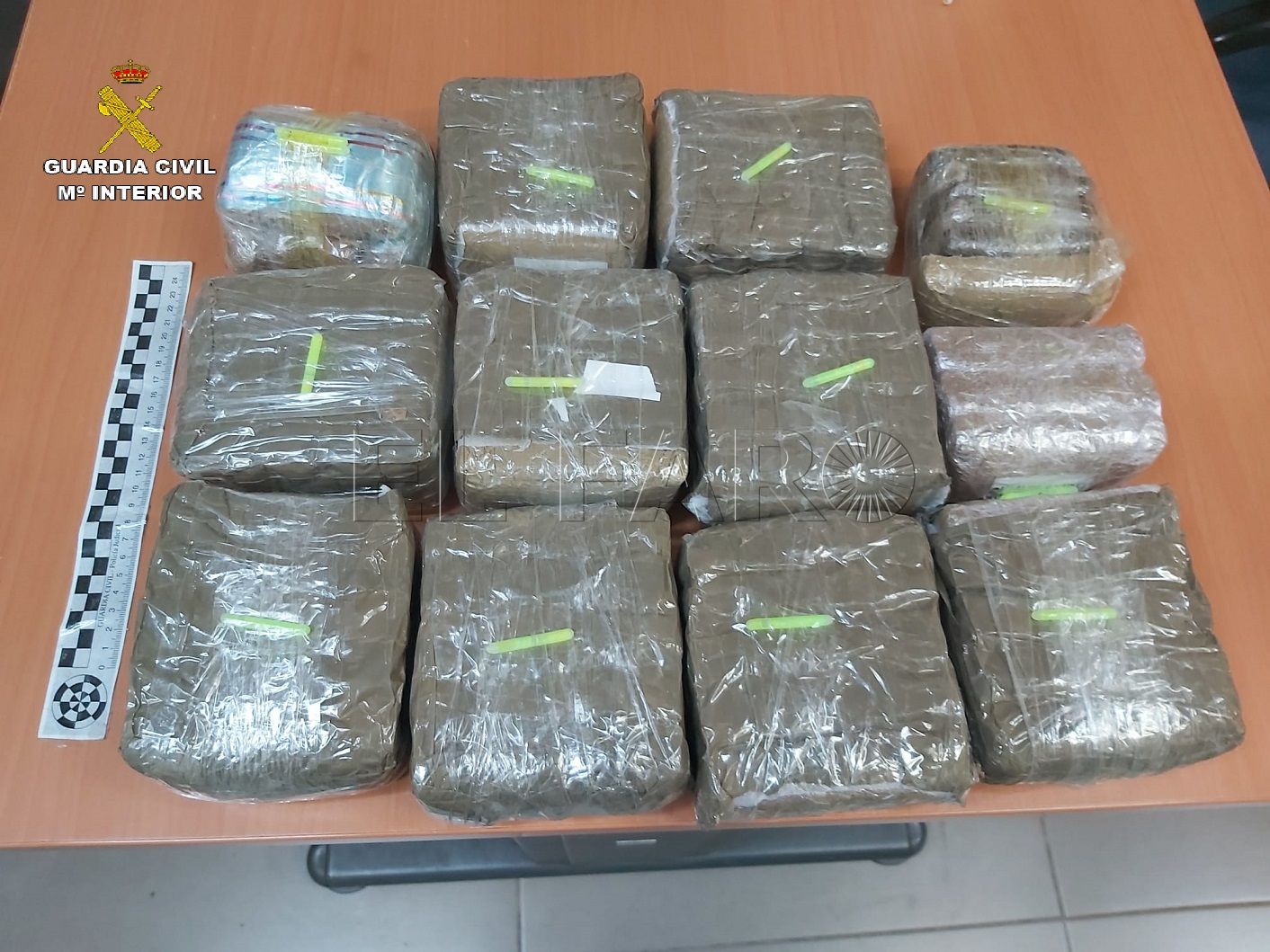 01 Vista droga aprehendida La Guardia Civil detiene a tres personas que recibían droga en Melilla lanzada a través del vallado fronterizo