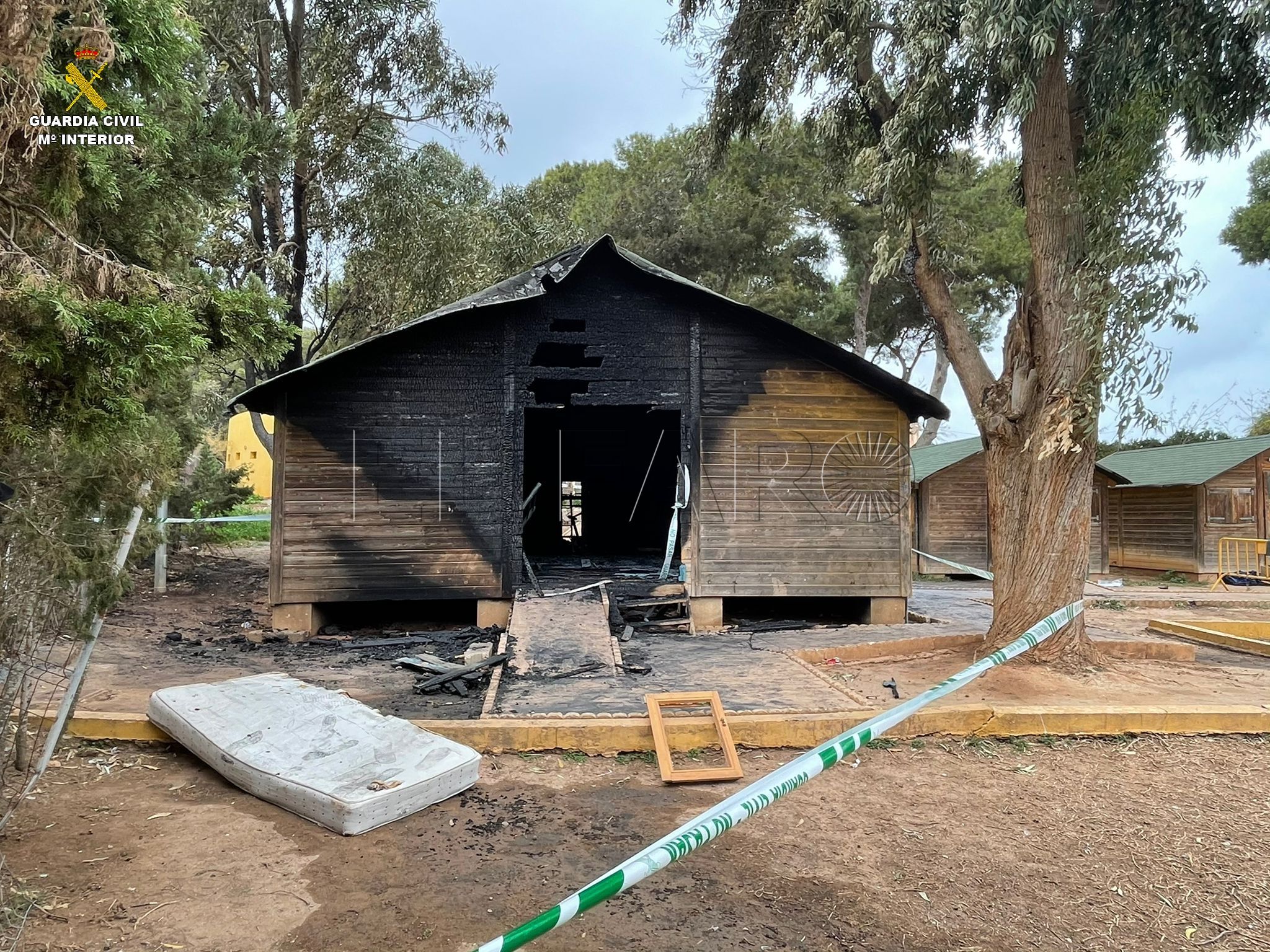 01 Vista frontal caseta madera La Guardia Civil detiene a los presuntos autores del incendio ocasionado en Rostrogordo