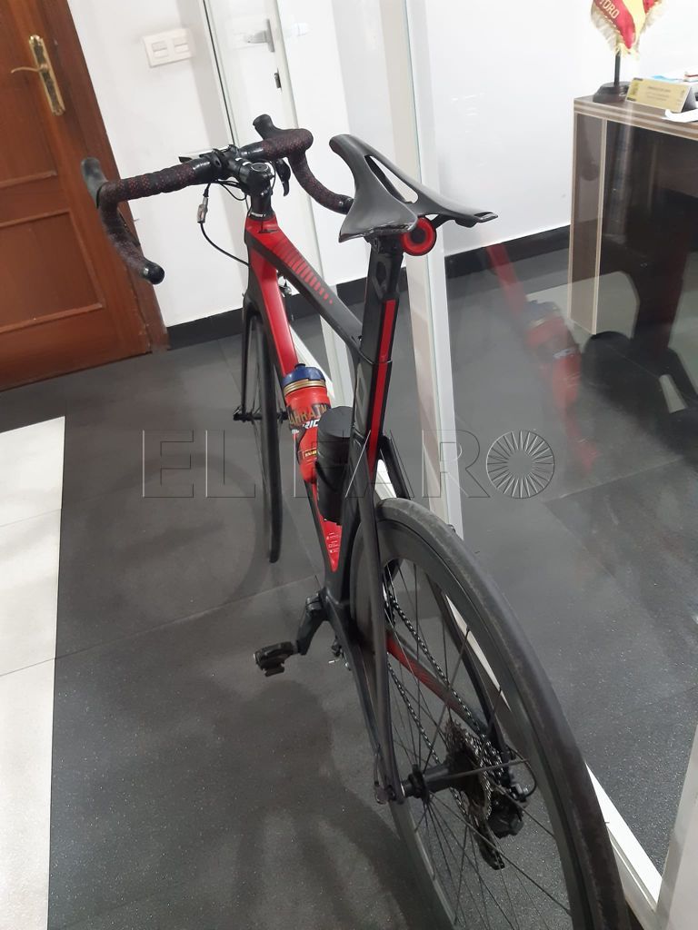 Bicicleta Un motorista atropella a un ciclista tras saltarse un Stop