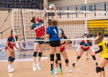 Las chicas viajan hasta la pista de juego del líder de su grupo