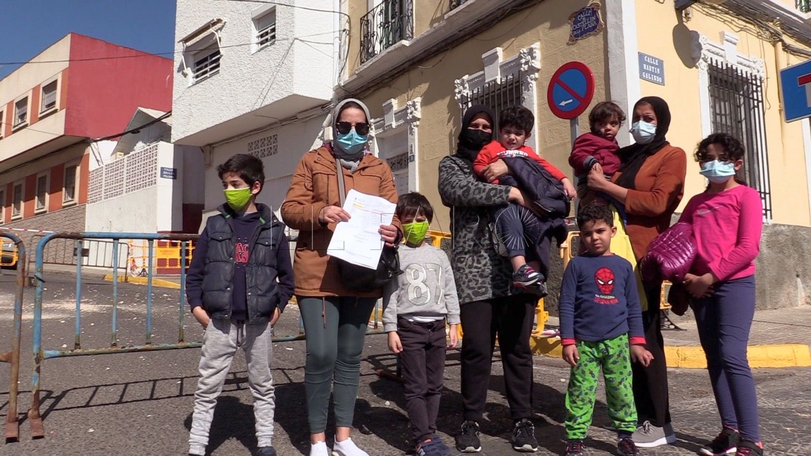 Se le cae el techo encima y los servicios sociales le dicen vete con tu marido a Marruecos. Se le cae el techo de su casa y los servicios sociales le dicen "vete con tu marido a Marruecos"