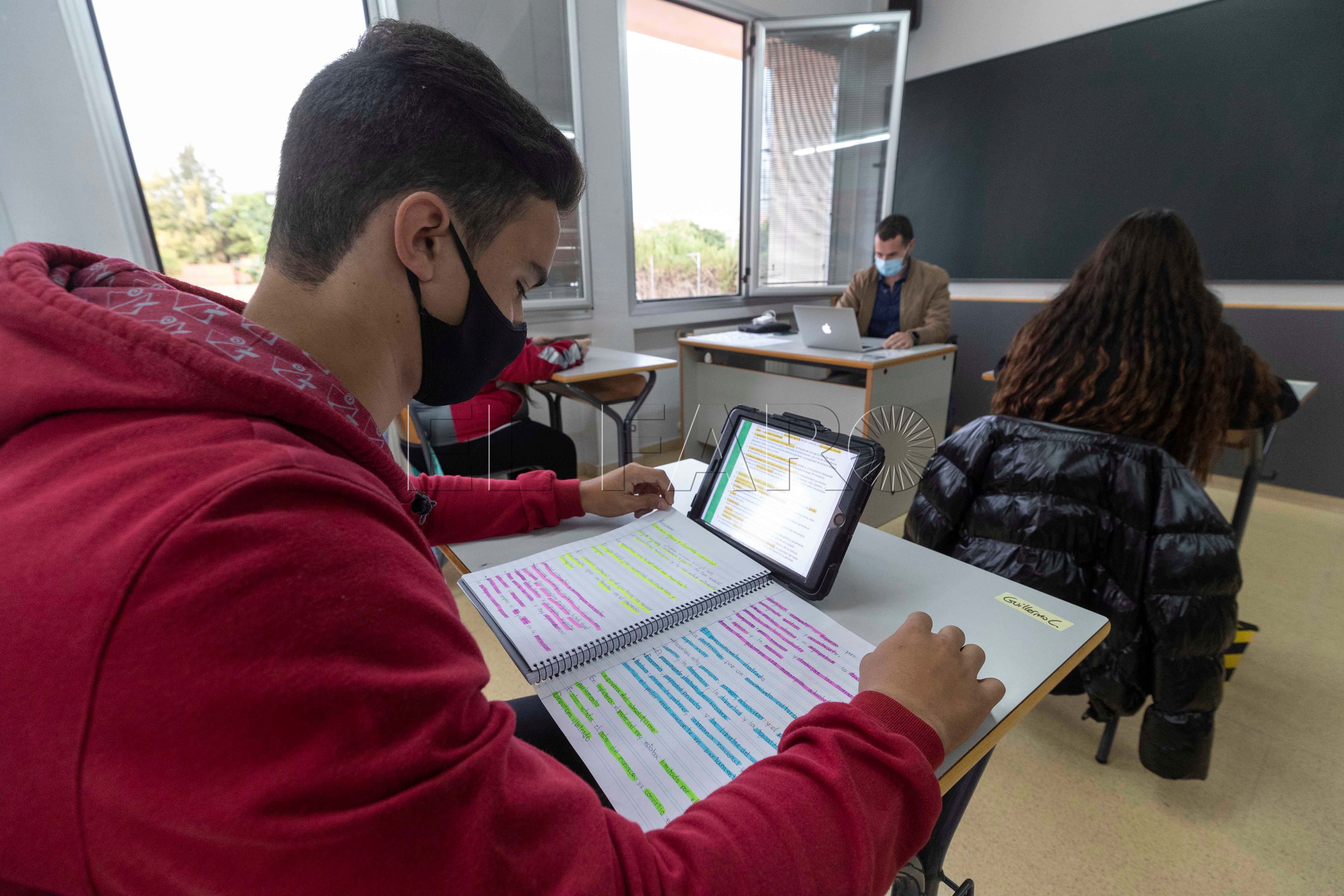 Un alumno de secundaria utiliza una tablet en clase del colegio Reina SofÌa de Totana el primer dÌa de vuelta a las aulas desde el mes de marzo. EFE/Marcial GuillÈn/Archivo