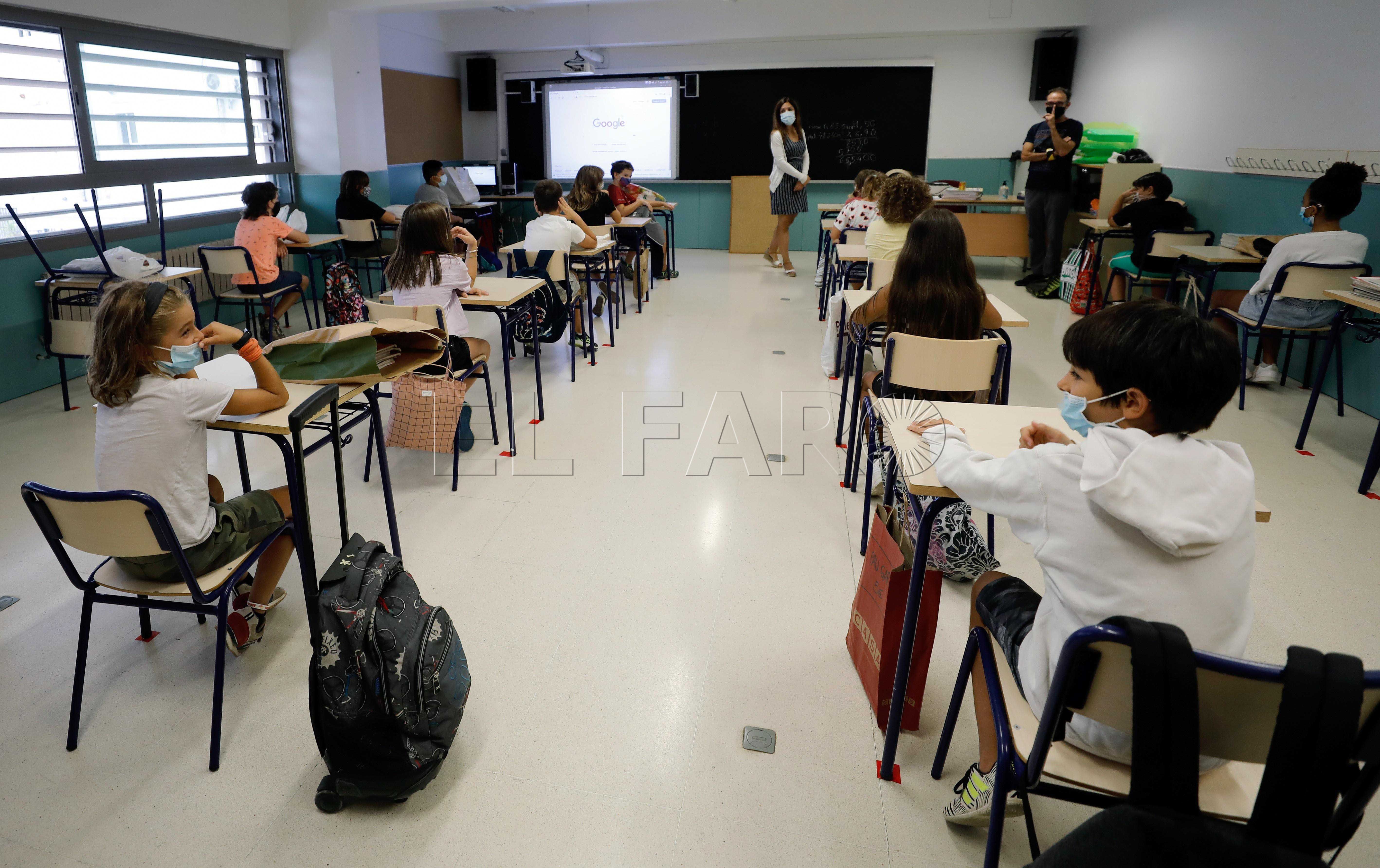 Children attend to the explanations of theachers inside a classroom at Santa Teresa school in Valencia city, eastern Spain, at the first day of the school year, 07 September 2020. Some Spanish regions start the school year on 07 September, while others begin in the upcoming days, but all of the have made changes to fight Coronavirus spread. EFE/Juan Carlos Cardenas POOL