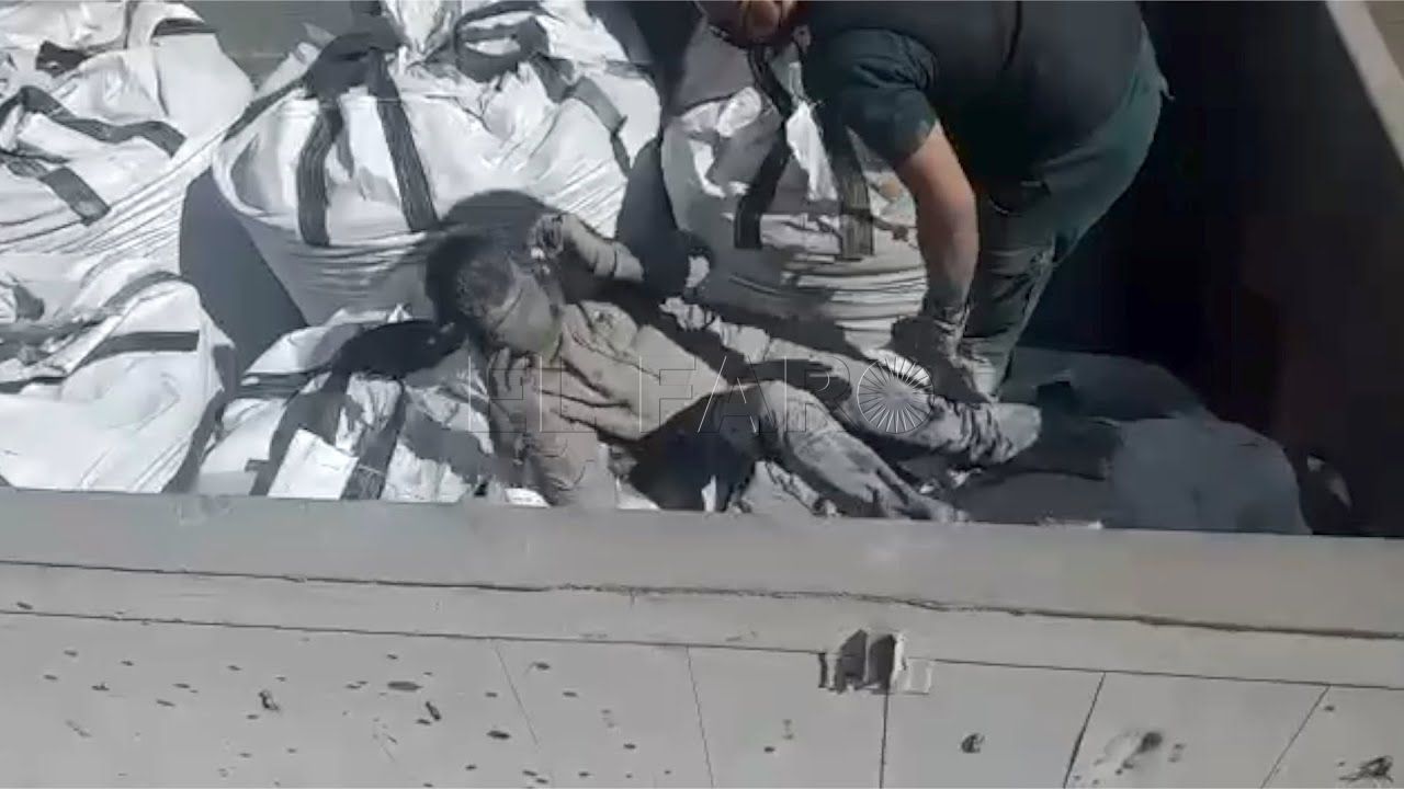 encuentran un polizon dentro de un saco de cemento de una batea Rescatada en el Puerto de Melilla una persona enterrada en un saco de cenizas tóxicas