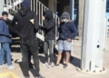 jóvenes rescatados comiendo Rescatan a cinco jóvenes que se quedaron encerrados en un camión durante días