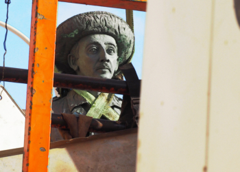 well 18 Melilla retira la estatua de Franco un 23-F