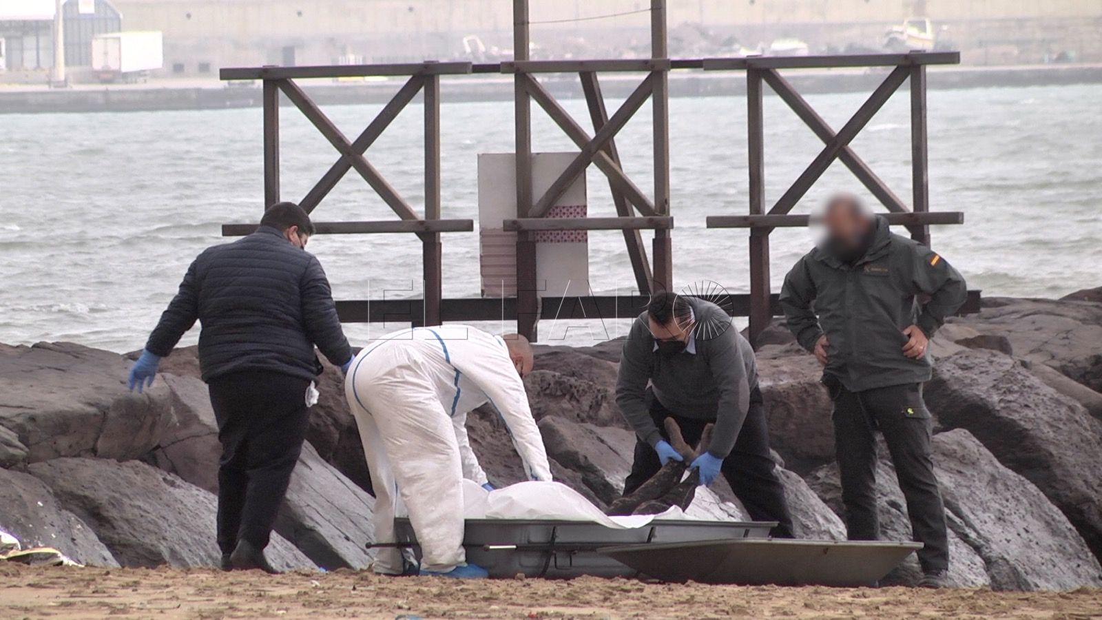 Aparece un tercer cuerpo sin vida en la playa de Los Cárabos. ONU: Una de cada tres muertes de inmigrantes en patera ocurre rumbo a España